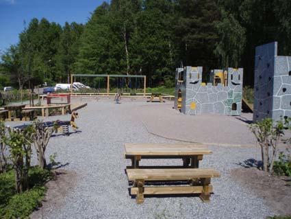 Stekelvägen, Skånsta Beskrivning: Beläggen på parkmark bredvid radhusområdet vid Stekelvägen. Denna lekplats är avsedd för alla barn mellan 1 och 15 år.