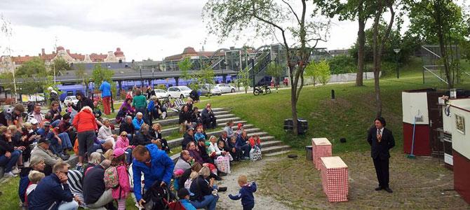 Platser Sommarlund 2018 Amfin i Bjeredsparken Närmaste adress: I parken på andra sidan gatan från Lokföraregatan 7A. En nedsänkt spelplats med amfiteaterkänsla.