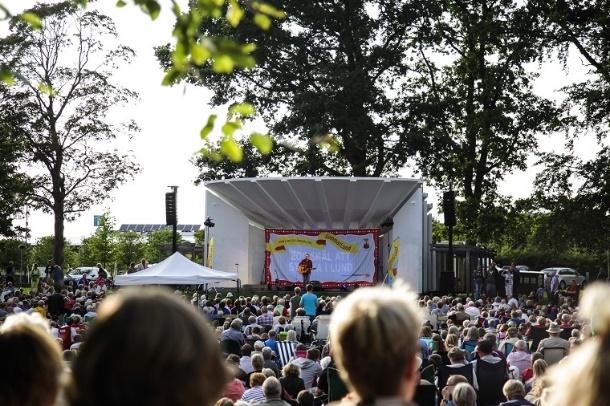 Stadsparken, Vita scenen & gräsmattan vid Vita scenen Vita scenen har på senare år blivit Sommarlunds största konsertscen.