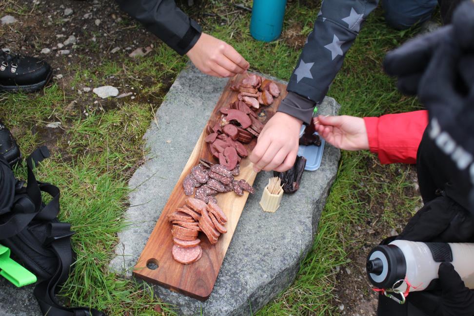 Under lunchen inne på fjällstationen gick vi igenom riskanalysen en sista gång och Björn pekade ut evakueringszoner kring tänkta lägerplatser och vandringsleder och gav oss även GPS koordinaterna