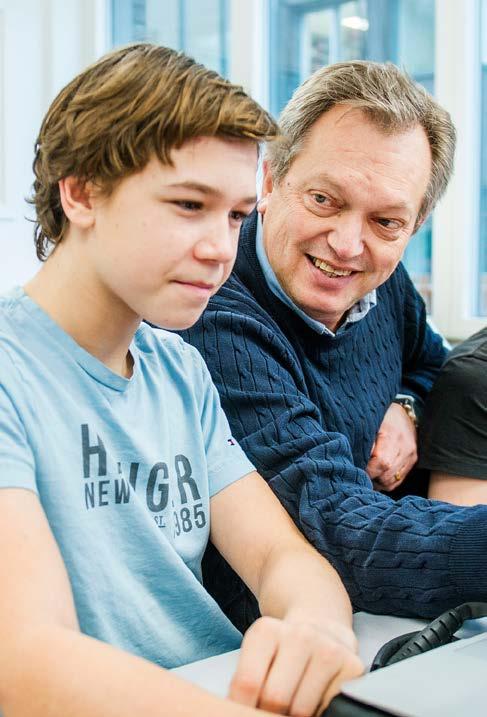MEDSKAPANDE MEDARBETARE Lärare och elev från Nyhemsskolan. Miljöinspektör träffar NSR.