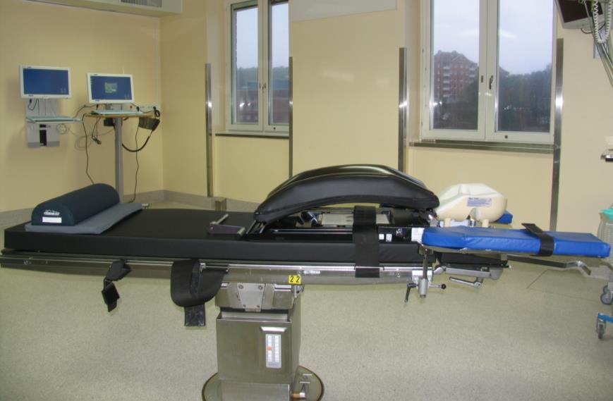 Bilaga 1 Positionering på vagga Max patientvikt på vaggan: 135 kg. Planbord med ryggkuddar är ett alternativ för tunga patienter och/eller de med stort bukomfång.