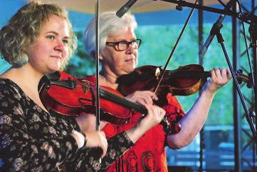 Siv Ekström är lärare på Medborgarinstitutet i Mariehamn där hon undervisar i IT och i svenska för inflyttade. I bagaget har hon också en fil.mag i musikvetenskap från Åbo Akademi.