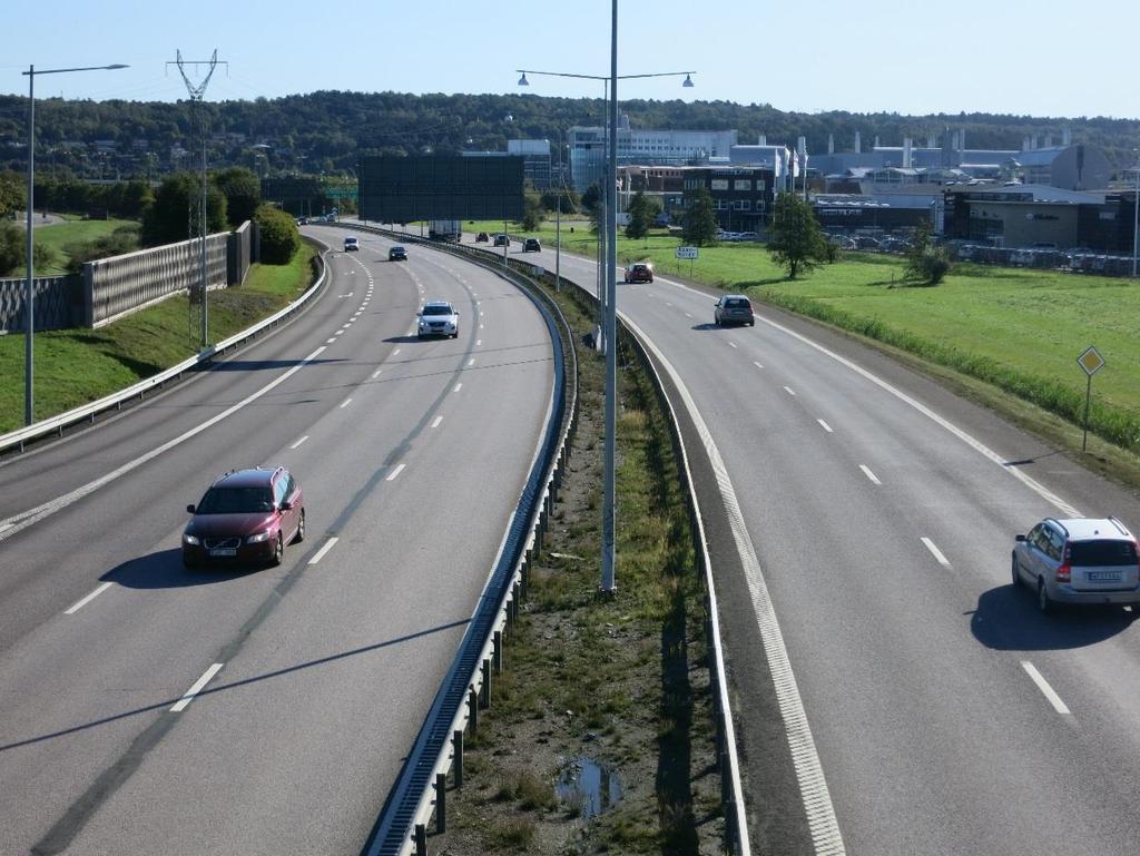 Figur 4.5.1.1 Dagens utformning av Söderleden i östlig riktning mot Åbromotet. Körbanan i västlig riktning är här redan breddad med ett additionskörfält. 4.5.2.