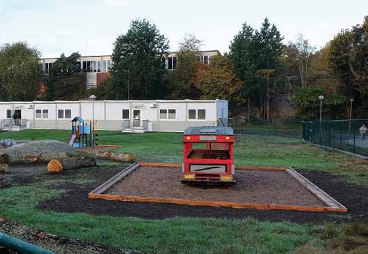 Därefter sker upphandling av entreprenör. Här syns bara asfalt ännu men har planerar Sofia Tabod nya Lindholmens tekniska gymnasium av tegel, trä, glas och betong.