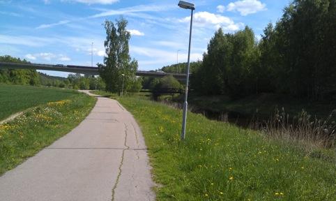 $ 5,9-8,8 km (motionsspår) Efter vägpassagen börjar banans högfartsdel.