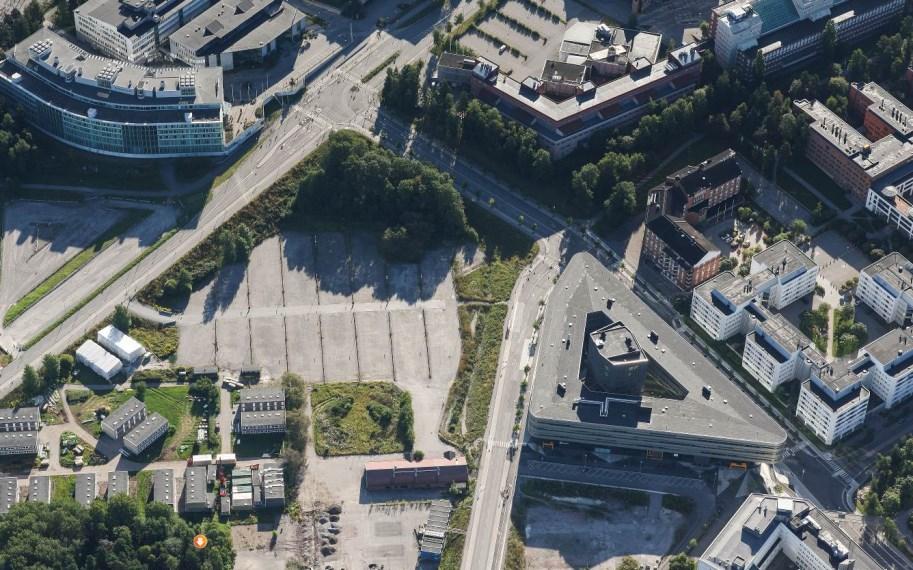 Sida 4 (12) Planområdet utgörs idag av markparkering. NOD-huset till höger i bild.