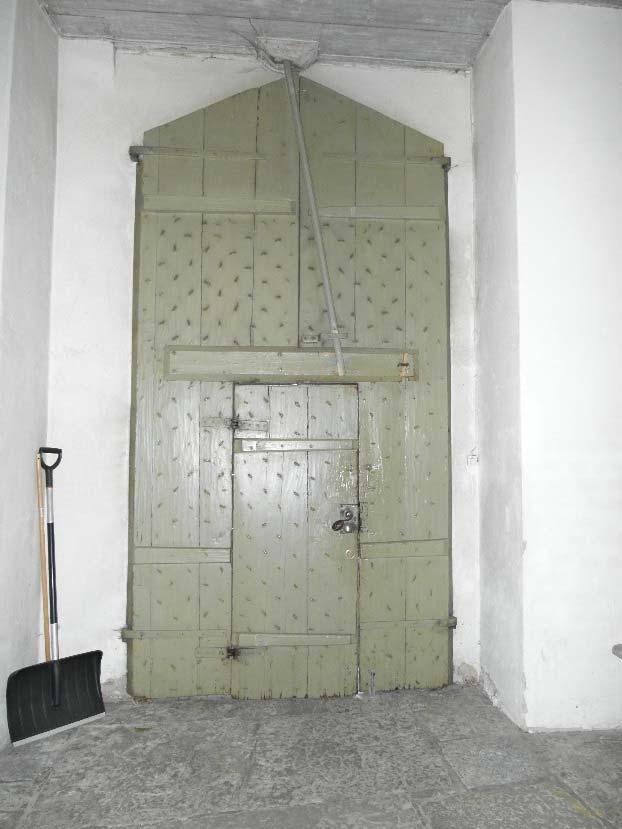 Det var då aktuellt att porten skulle inoljas med rå linolja, inte täckmålas, för att bevara patinan. (Besiktningsintyg utfärdat av Östergötlands länsmuseum 2009-11- 16, dnr 85/09).