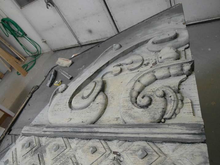 Ett mycket likartat snideri finns på ett av epitafierna inne i kyrkorummet. Det är ett epitafium över rådmannen Tomas Alexandersons familj från 1671.