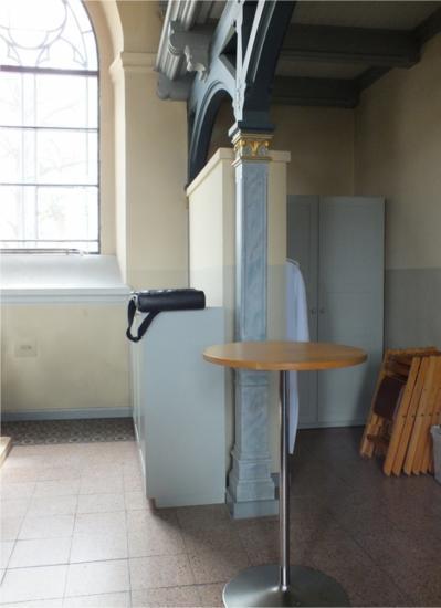 Till höger syns vapenhuset före renovering, med