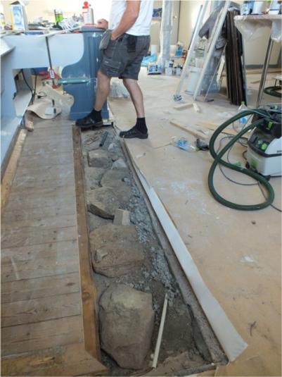 Den övre bilden visar bänkkvarteren under renovering, efter skrapning och rengöring.
