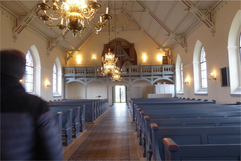 Den nedre bilden visar vapenhuset med de nya dörrarna och ny ytbehandling av flytspackel