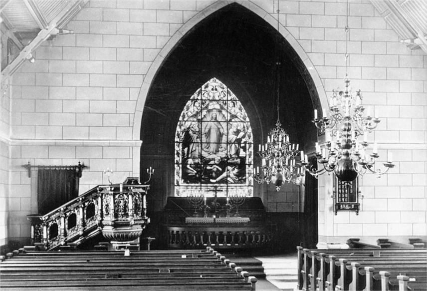 Ett tidigt fotografi från Röke kyrka där den karaktäristiska och tidstypiska kvadermålningen framträder tydligt. Man kan också se att taksnickerierna hade flera kulörer.