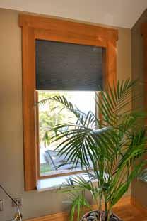 Solavskärmningen är effektiv och gardinerna är enkla att hantera och justera. Persienner är en klassisk lösning.