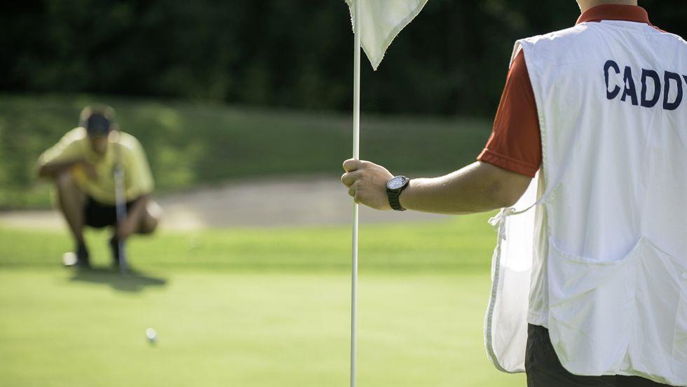 Caddies Nyhet: Din caddie får inte stå i linjen bakom dig under tiden du adresserar bollen och slår ditt slag.