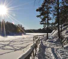 Du kan bada från sandstrand, bryggor eller klippor och solbada från stora gräsytor. Grillplats finns i närheten. I Nedre Rudasjön sätts 1 500 kg fisk ut varje år och runt sjön finns sju kastbryggor.