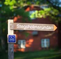 Vill du slippa sand finns fina klippor vid Oxnö. Ett annat utflyktsmål är Stegsholms gård med café, bageri och försäljning av eget kött.