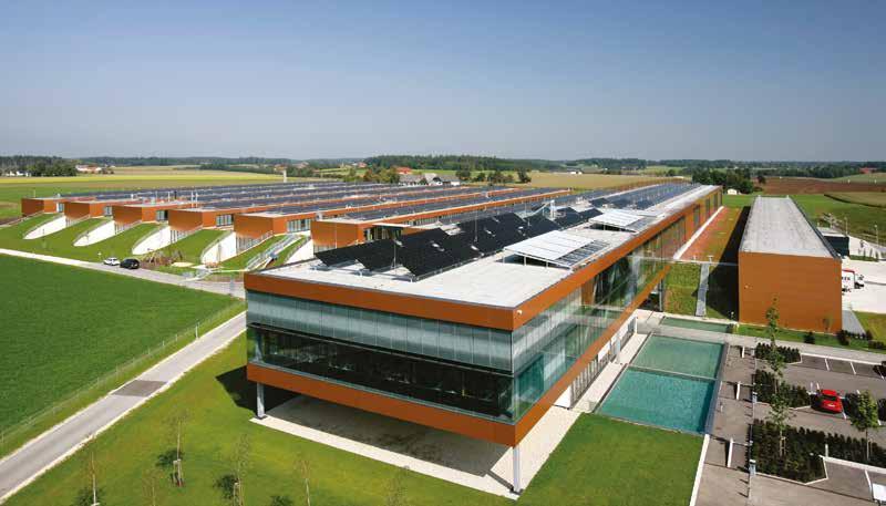 Fronius: Har visat vägen i över 70 år. Anläggningen i Sattledt i Österrike. KVALITET OCH INNOVATION ÄR EN FAMILJETRADITION / Affärsområdet för solenergi har varit verksamt inom fotovoltaik sedan 1992.