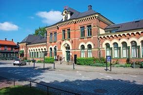 stationshuset. Hallsbergs järnvägsstation är skyddad som byggnadsminne. 2. Statyn - 17 år 2.