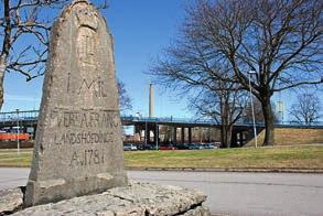 I det här fallet är stenen från 1781 och kopplad till kung Gustaf III. 9. Adventskyrkan 9.