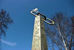18. Obelisk 1994 sattes en obelisk upp vid Alléskolan.