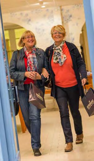 Bara ett stenkast bort kan du få utlopp för din inre fashionista, pausa med en fika och ta del av den toppmoderna gallerian.