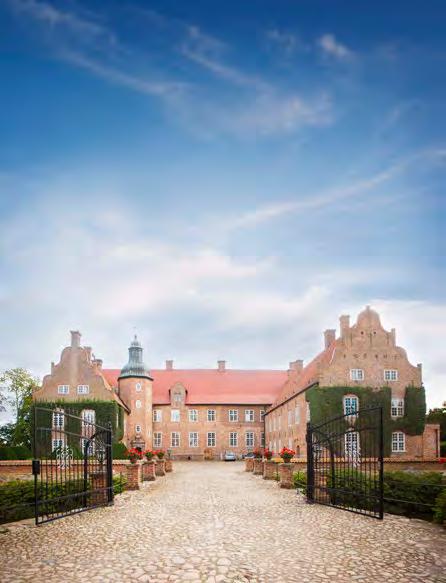 Slingan går runt den vackra Ivösjön. Stanna till i Barum, ta färjan över till Ivön och besök den medeltida kyrkan. Färjeturen är gratis.
