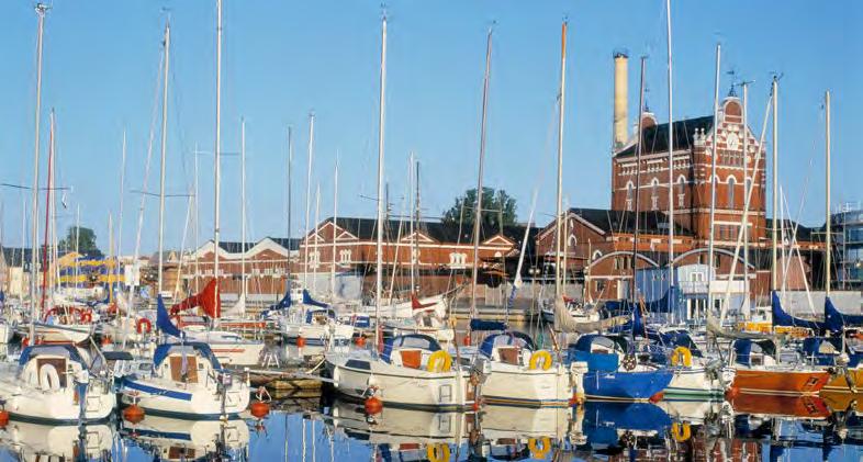 Längs med den mer än 40 km långa kustlinjen byggdes många små hyddor, ålahoddor, för fiskarna att förvara sina redskap och ta skydd i när havsbrisen blev för stark.