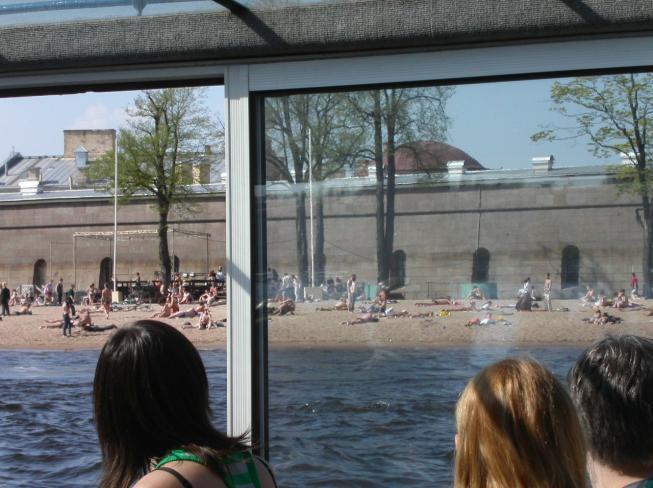 fick en svalkande tur längs kanalerna och ut på Neva.