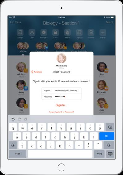 Återställ elevernas lösenord. Om skolan använder hanterade Apple-ID:n kan du använda appen Klassrum för att återställa lösenord till elevers hanterade Apple-ID:n.