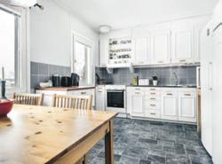 1 av 3 BYGGÅR 1960 EP 116 kwh/ kvm/år MÄKLARE Sune Eriksson TELEFON 070-6114695 Rymlig etta med