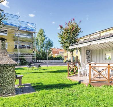 MÄKLARE Tomas Nyrén TELEFON 070-6717075 Trivsamt bostadsrättsradhus Rymlig altan i lugnt läge Eget