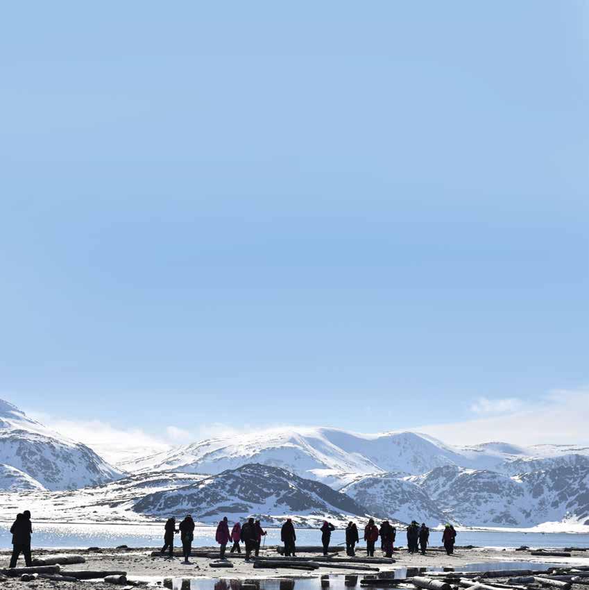 SVALBARDSÄVENTYR Midnattssolen står högt på himlen, fågelkolonierna sjuder av liv och bergskedjorna är alltjämt vackert snöglaserade. Våren är här och den korta sommaren är i antågande.