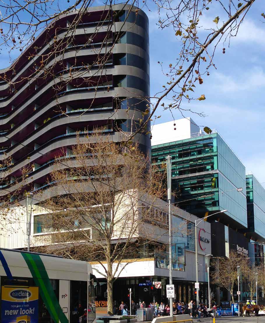 Photo: Agustin Cheves QV Australia, Melbourne QV beskrivs som en urban by i Melbourne. Byggnaden består av en blandning av funktioner: köpcentrum, småskalig handel, sjukhus, kontor, bostäder.