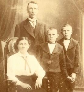 Hjalmar och Julia Jansson med de två äldsta sönerna Sven och Gustav. När Margareta föddes 1936 hade föräldrarna sin verksamhet på Krigslida men flyttade senare till Dalby söder om Berga.