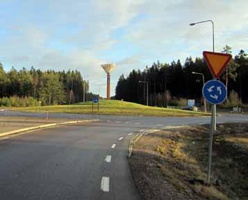 1 Trafik Nuvarande plankorsning med järnvägen kommer att ersättas av en gång- och cykeltunnel. Utmed Storgatan kommer en separat GC- väg att anläggas. Denna bör förlängas både västerut och österut.