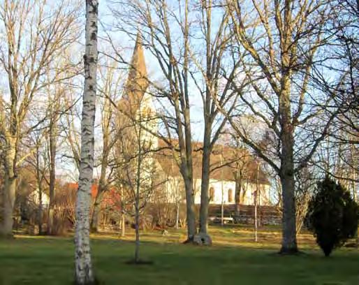 konkurrerande torn? 2 I Algutsboda kan man verkligen tala om en kyrkbacke.