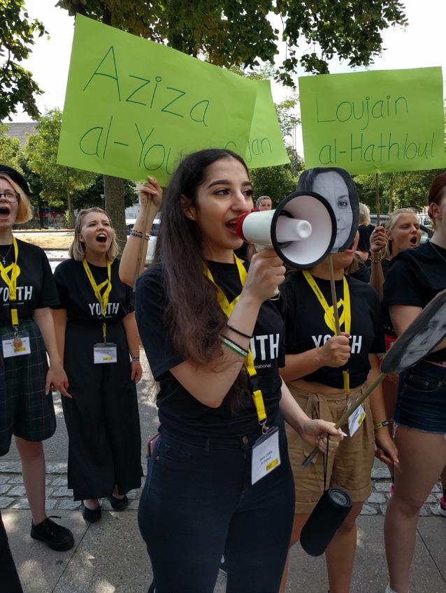 öppna fönster i värmen fick höra ett femtiotal unga aktivister sjunga, ropa, hålla tal och protestera.