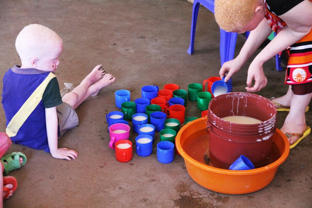 På många håll i Tanzania tror man att kroppsdelar Barnens Bank stöder sky ddshemmet i från albinon kan bringa tur och rikedom. Personer med albinism lever Shiny aanga på många olika sätt.