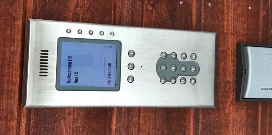 Passersystem Samtliga ytterdörrar till trapphus är försedda med ett passersystem. Använd din tagg du kvitterade ut tillsammans med lägenhetsnycklarna.