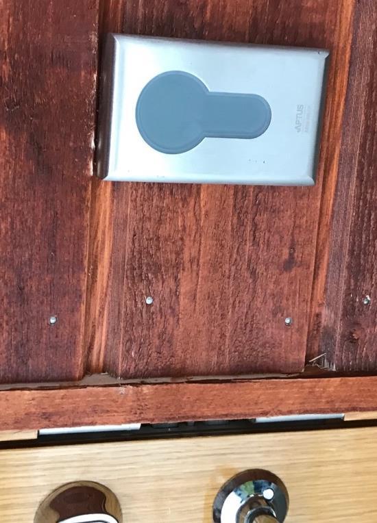 Besökaren letar upp ditt namn i displayen och ringer upp. Du svarar på angivet mobilnr och om du vill släppa in besökaren i porten trycker du på 5an på din telefon. Tala även om att du låser upp!