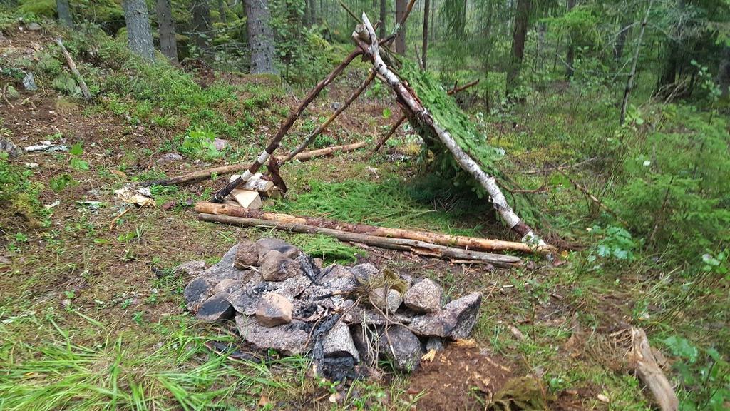 Här satt vi en stund och åt lite matsäck och pratade i solskenet innan vi vandrade vidare. En härlig dag som gav mersmak.