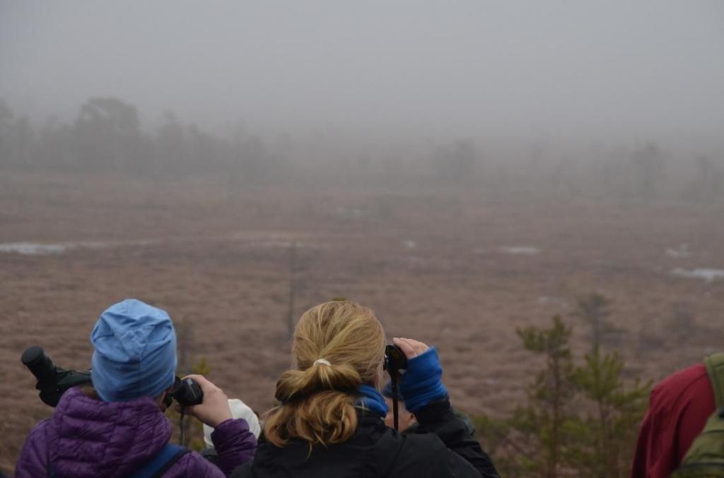 Uppskattningsvis var det 25 30 personer som njöt gemenskapen både på isen och runt elden.