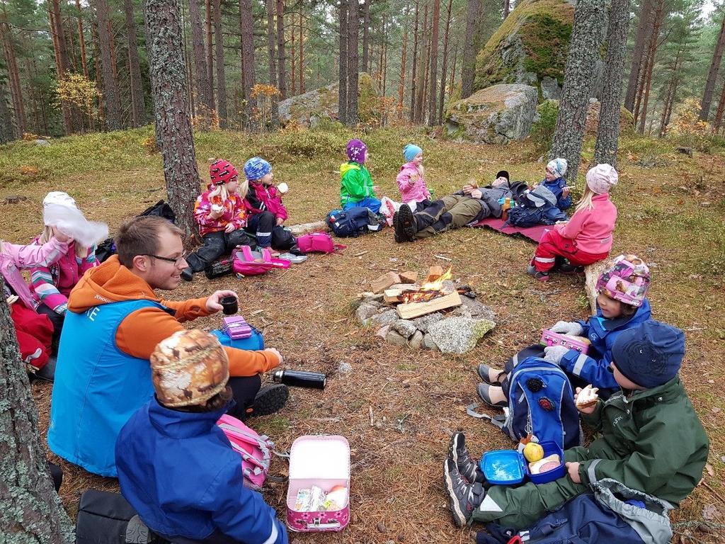 Skogsmulle har besökt grupperna vid 2-3 tillfällen varje termin. Under vårterminen var Kerstin Nidau Sjösvärd vår Skogsmulle och under höstterminen Linnéa Edmark.