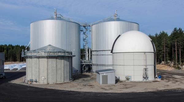 Figur 3 - Biogasanläggningen i Karlskoga (Purac, u.d.) Innan substratet tillförs rötkammaren behöver det förbehandlas. Detta görs i syfte att påskynda rötningsprocessen och undvika driftstörningar.