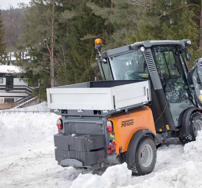 PROFESSIONAL REDSKAPSBÄRARE TRANSPRO 70100 KOMPLETT VINTERMASKIN MED KOMFORT OCH STYRKA Med Kubotas nya kraftfulla miljömotor blir TransPro 70100 en stark vintermaskin