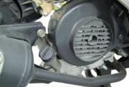 Lufttrycket i däcket bör kontrolleras när de är kalla. Motorolja Kontrollera regelbundet (vid varje tankning) att du har korrekt oljenivå i motorn. Enligt följande tillvägagångssätt: 1.