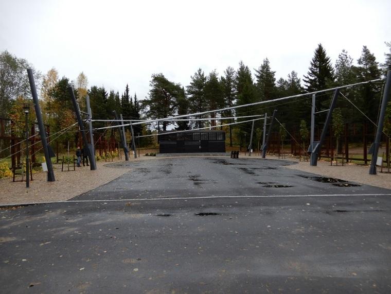 UTFÖRDA ÅTGÄRDER Rivningsarbeten De två längorna, placerade i väst/östlig riktning, samt bränsleförrådet, har rivits för att ge plats åt den nya ceremoniplatsen.