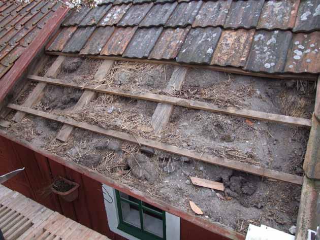 Utförda åtgärder Skadebeskrivning före åtgärder Spår av vissa rinningar från taket syns på väggen intill spiskåpan inne i enkelstugans kök. Yttertaket har dock inte kunnat inspekteras underifrån.