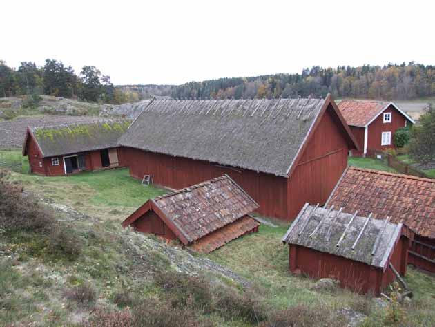 Utanför staketet ligger ekonomibyggnaderna.